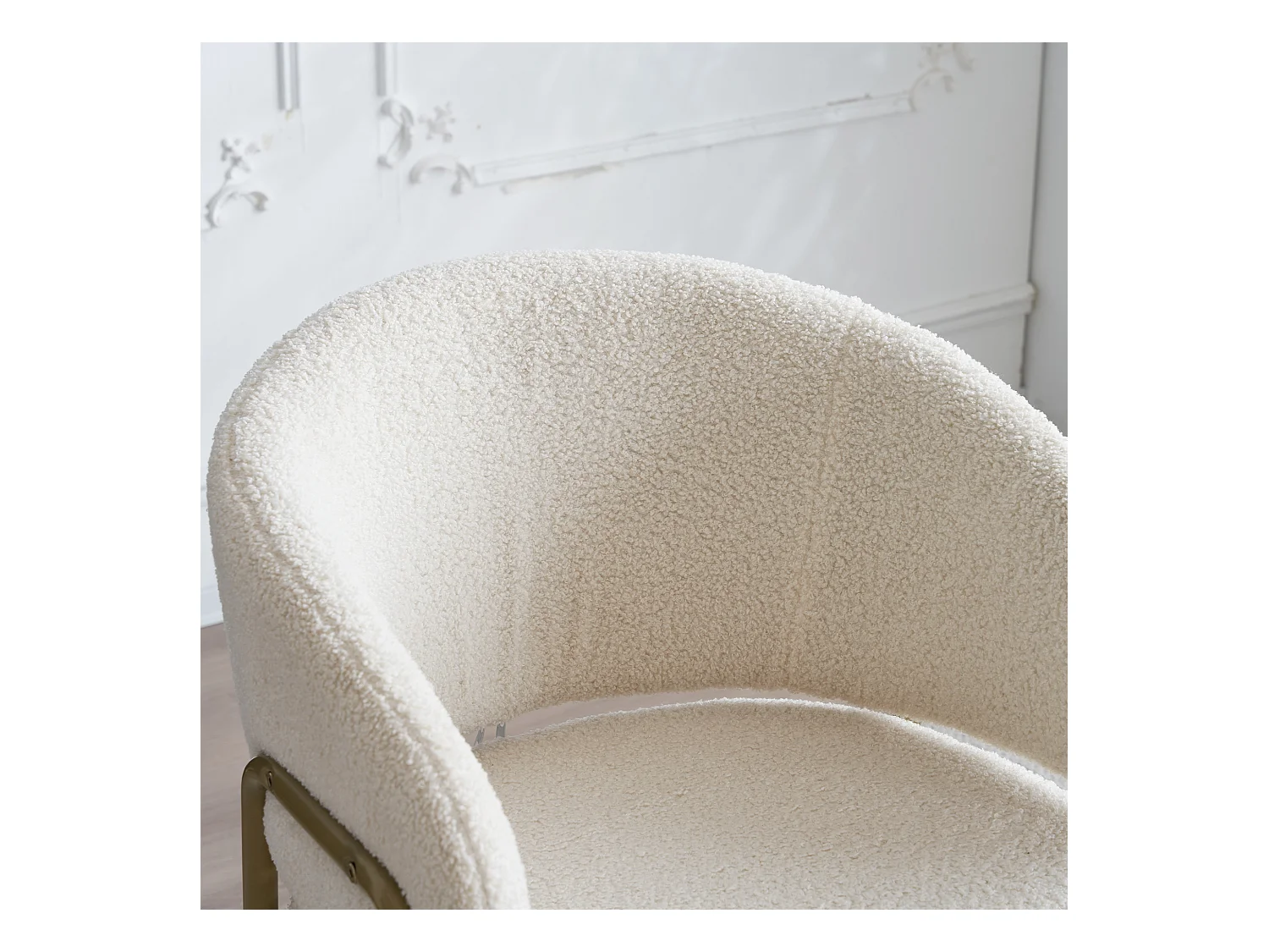 Chaises avec accoudoirs en Tissu pelucheux imitation laine blanc avec pieds en métal doré