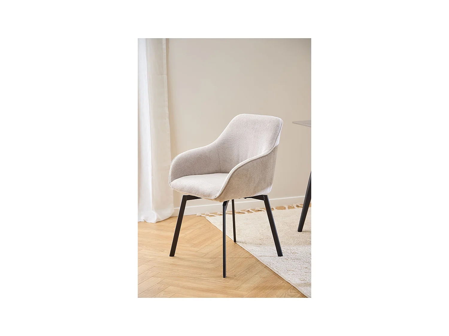 Clara chaise de salle à manger avec accoudoirs tissu beige.