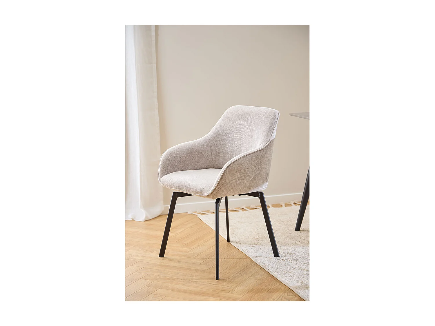 Clara chaise de salle à manger avec accoudoirs tissu beige.