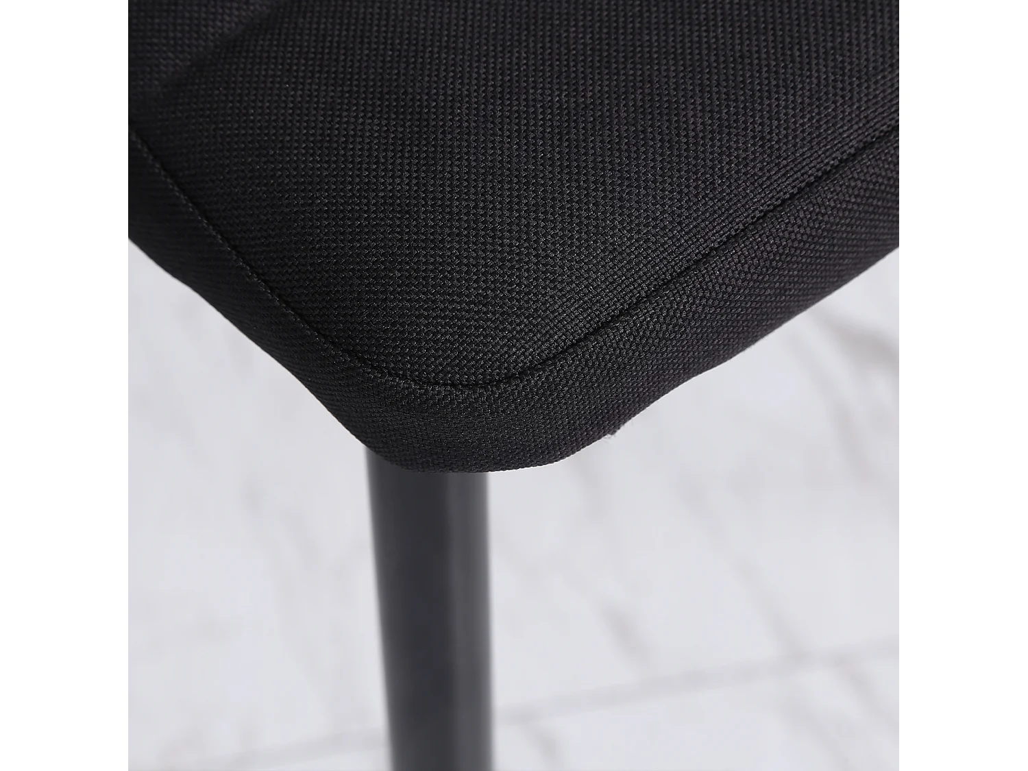 Set 4 Sedie Imbottite per Soggiorno in Metallo e Tessuto Nero