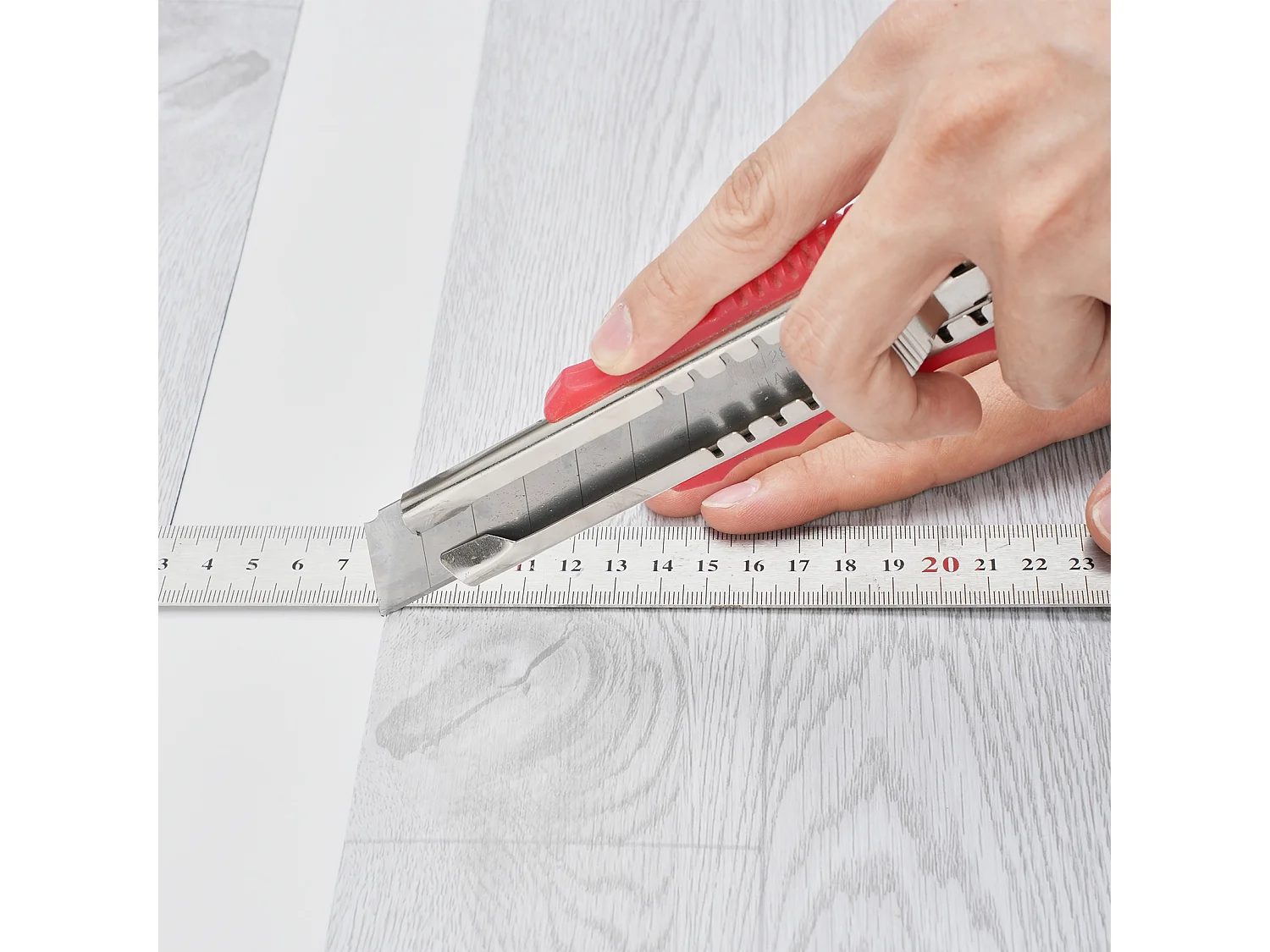 Revêtement de Sol SucceBuy en Vinyle Autocollants 82.55cm, Épaisseur 1.5mm, Grain de Bois Gris Clair, à Coller et Décoller, pour Salle à Manger