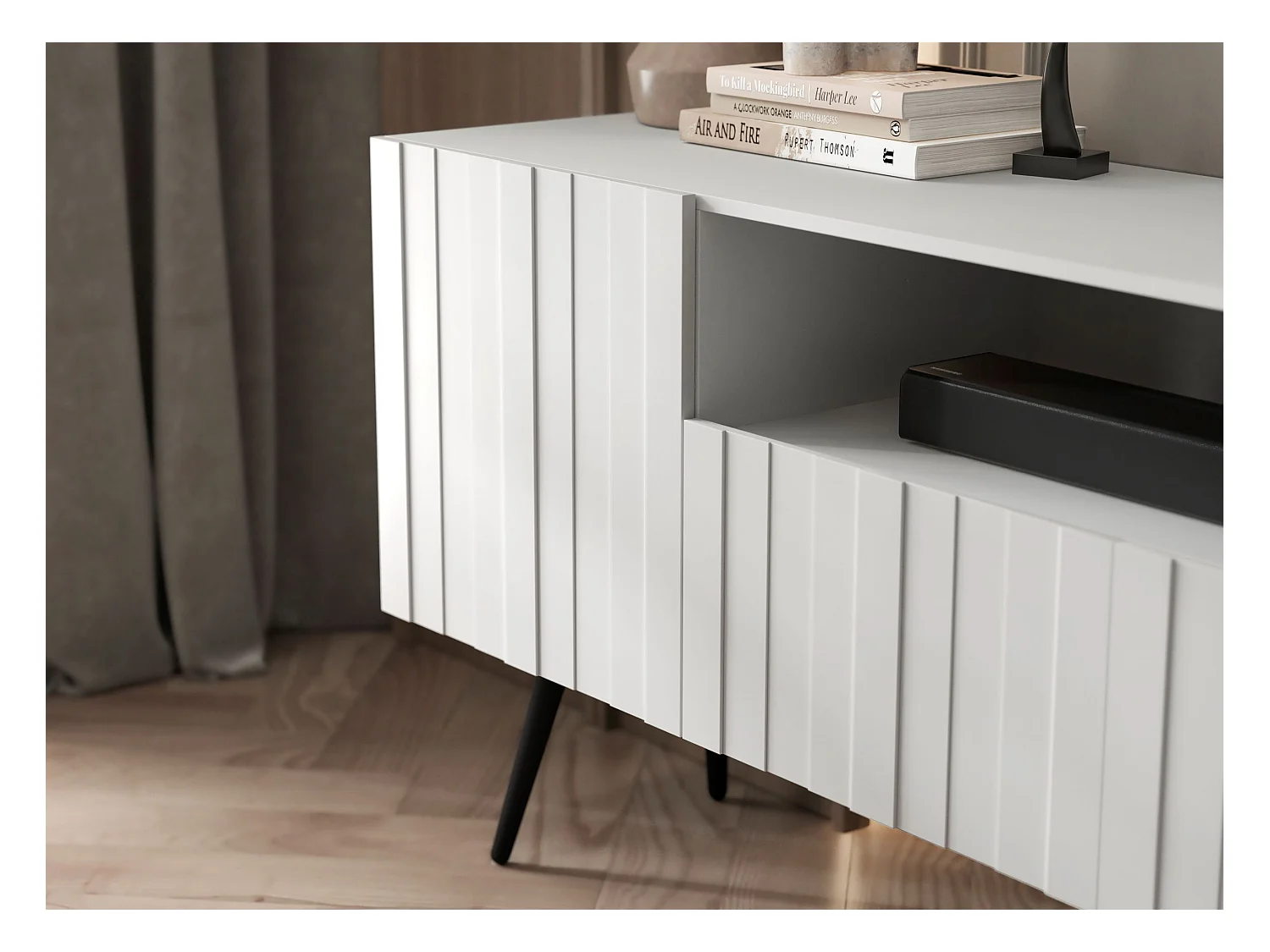 Meuble TV avec 7 portes et niche - Corps blanc mat, façades rainurées blanc mat - 300 cm, pieds noirs