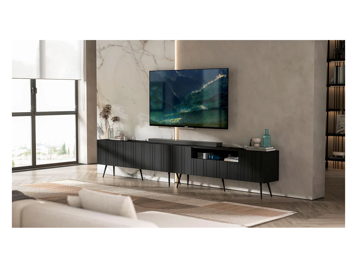 Meuble TV avec 7 portes et niche - Corps Noir mat, façades rainurées Noir mat - 300 cm, pieds noirs