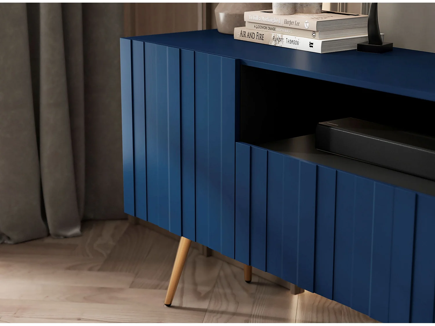 Mobile TV con 7 ante e vano a giorno – Struttura blu navy opaco, frontali scanalati blu navy opaco – 300 cm, piedini dorati