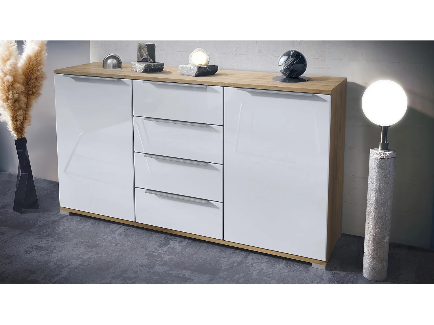 Credenza Linio V1, Madia con 2 ante e 4 cassetti, Quercia Evoca / bianco lucido (138,5 x 75,5 x 35 cm)