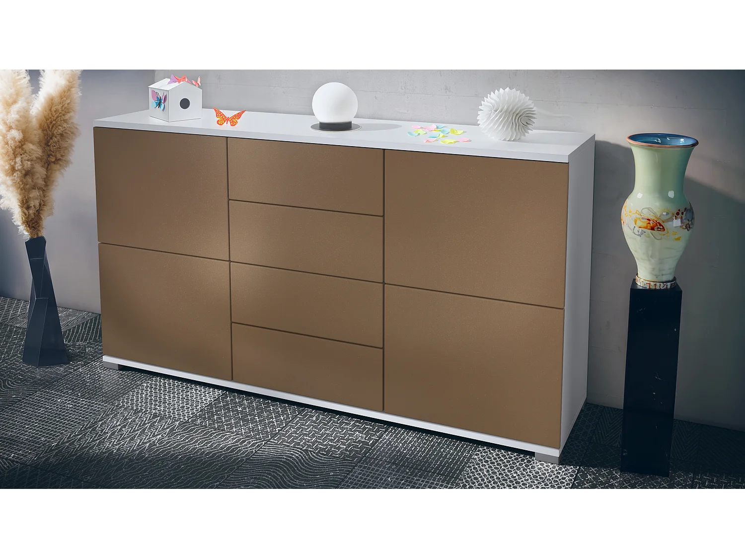 Buffet Rova V1 – Meuble avec 4 Portes et 4 Tiroirs, blanc mat/aspect bronzé (138,5 x 75,5 x 35)