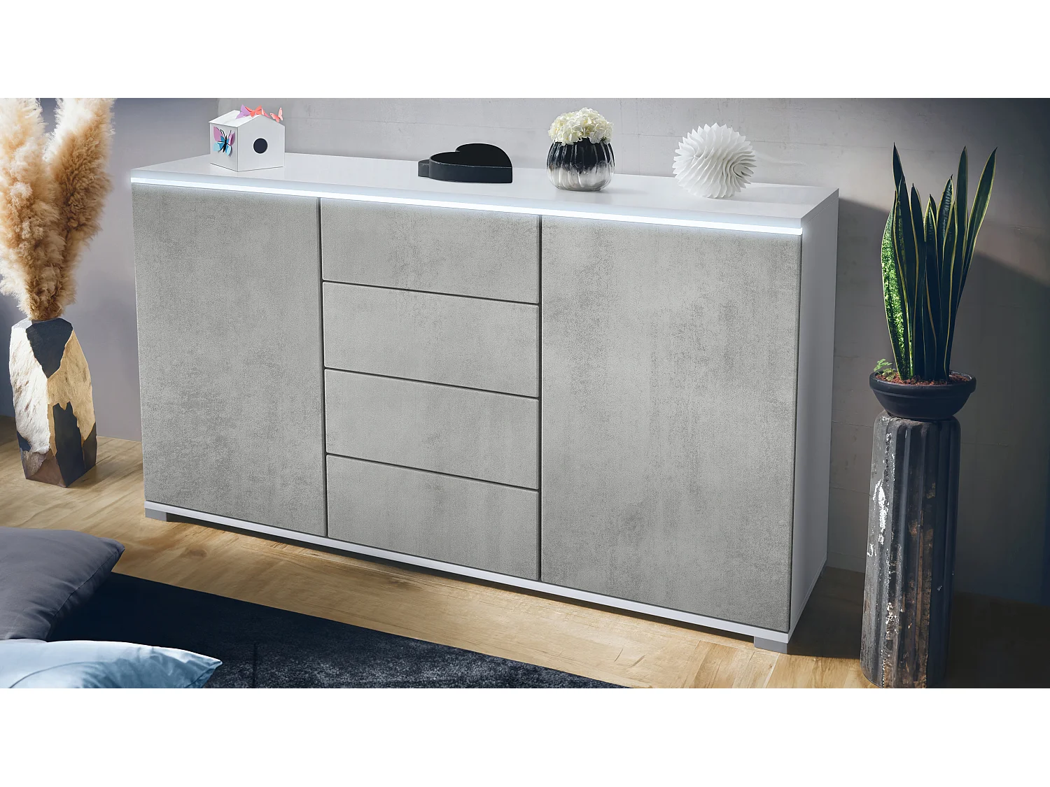 Buffet Faro V1 – Meuble avec 2 Portes & 4 Tiroirs, Armoire avec Bande LED Lumineuse, blanc mat / aspect béton oxyde (138,5 x 75,5 x 35)