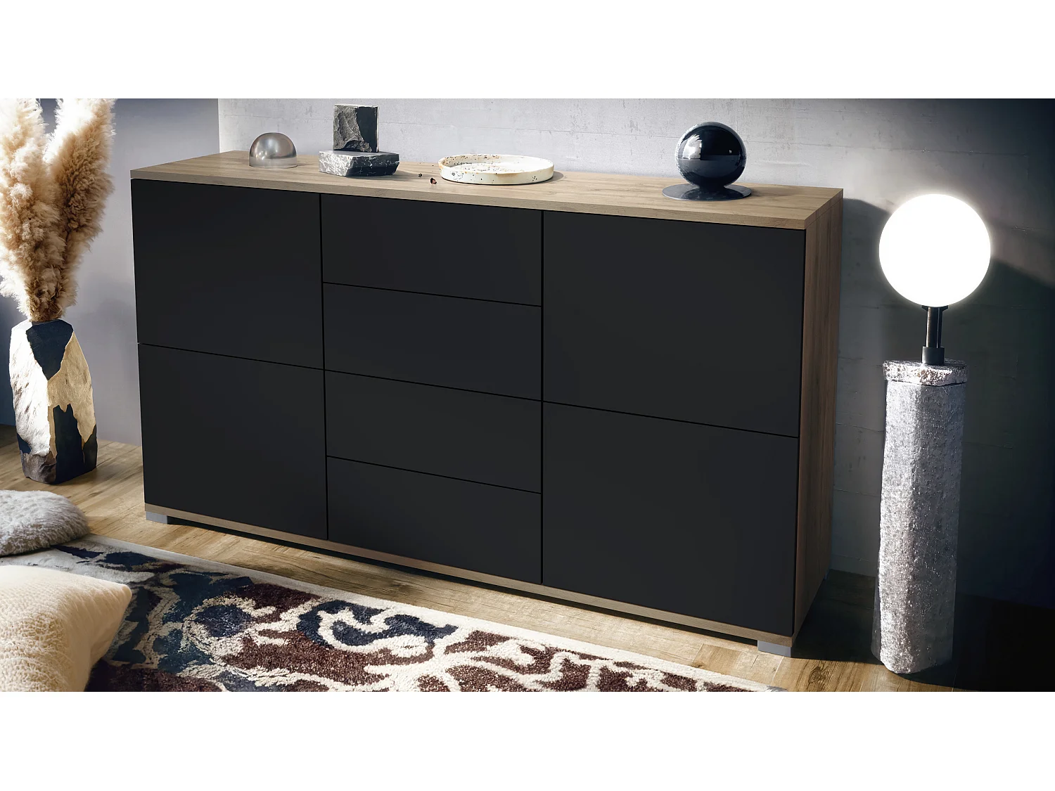 Buffet Rova V1 – Meuble avec 4 Portes et 4 Tiroirs, Chêne Evoke/noir mat (138,5 x 75,5 x 35)