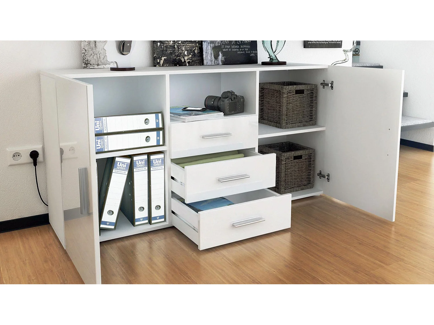 Credenza Skadu, mobile con 2 ante, 3 cassetti e 1 scomparto a giorno, bianco opaco/nero lucido (138,5 x 71,5 x 35 cm)