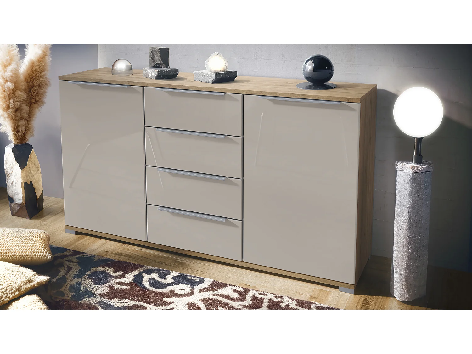 Buffet Linio V1, Enfilade avec 2 portes et 4 tiroirs, Chêne Evoke / gris sable haute brillance (138,5 x 75,5 x 35 cm)