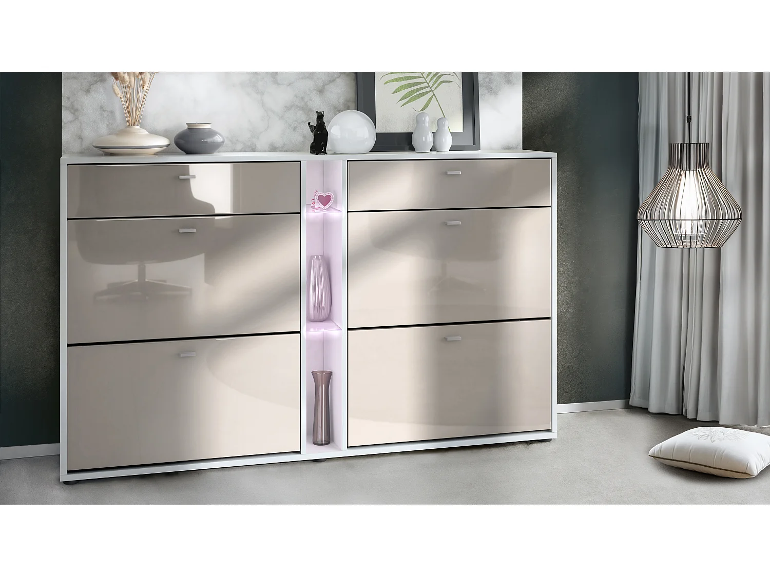 Scarpiera Today con 4 ante e 2 cassetti 155,5 x 95 x 28 cm, con illuminazione LED bianca, struttura in bianco opaco, frontali in grigio sabbia lucido