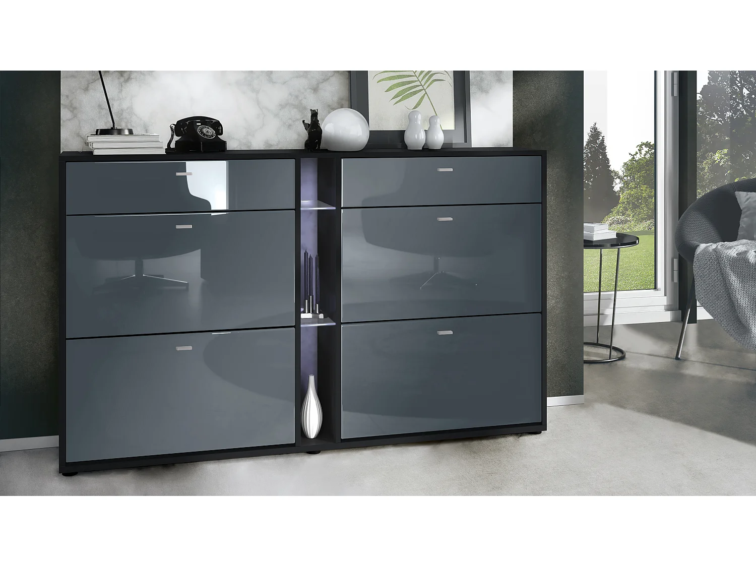 Scarpiera Today con 4 ante e 2 cassetti 155,5 x 95 x 28 cm, con illuminazione LED bianca, struttura in nero opaco, frontali in grigio lucido