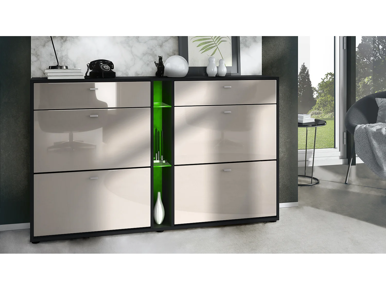 Scarpiera Today con 4 ante e 2 cassetti 155,5 x 95 x 28 cm, con illuminazione a LED RGB, struttura in nero opaco, frontali in grigio sabbia lucido