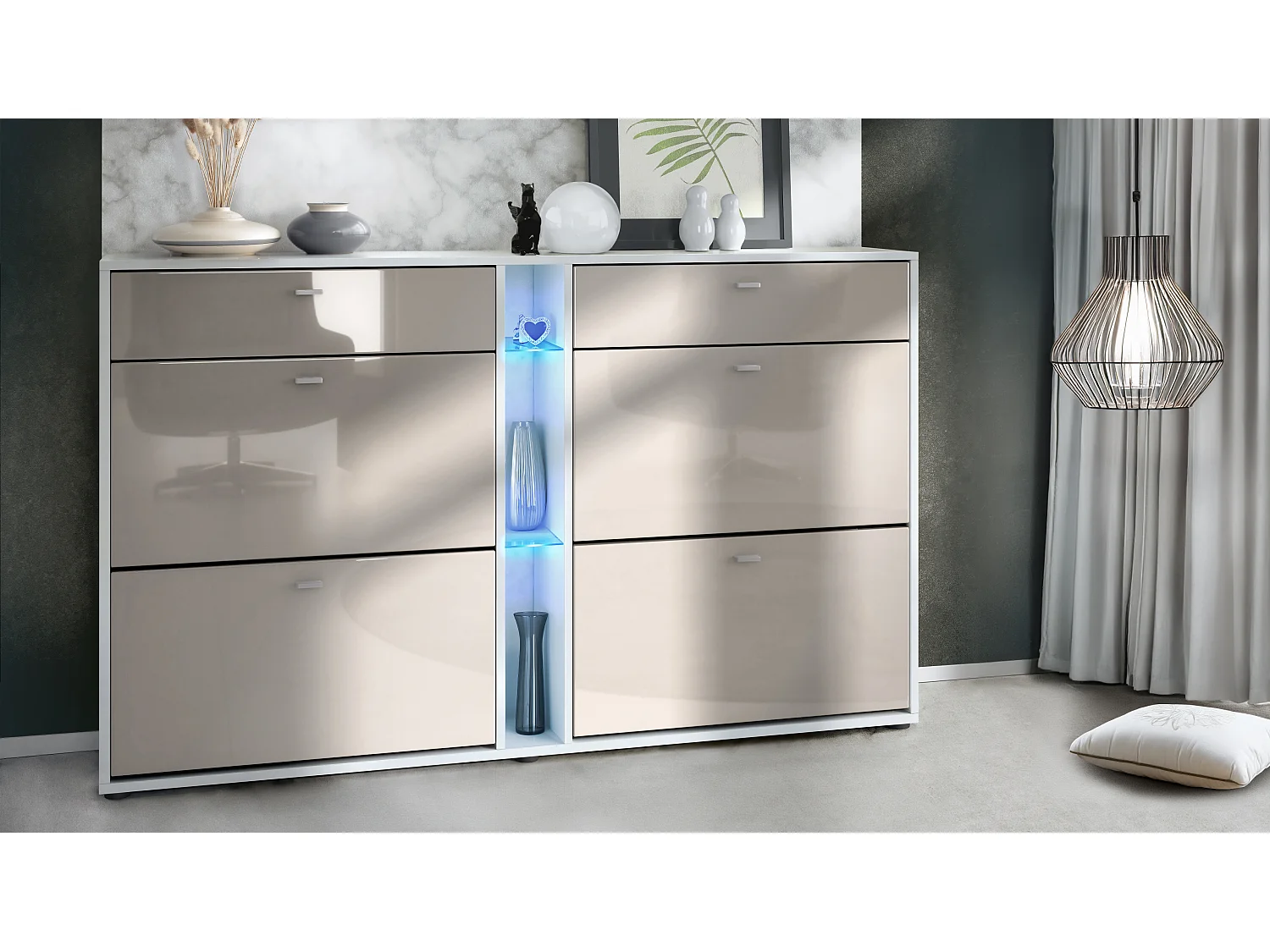 Scarpiera Today con 4 ante e 2 cassetti 155,5 x 95 x 28 cm, con illuminazione a LED RGB, struttura in bianco opaco, frontali in grigio sabbia lucido