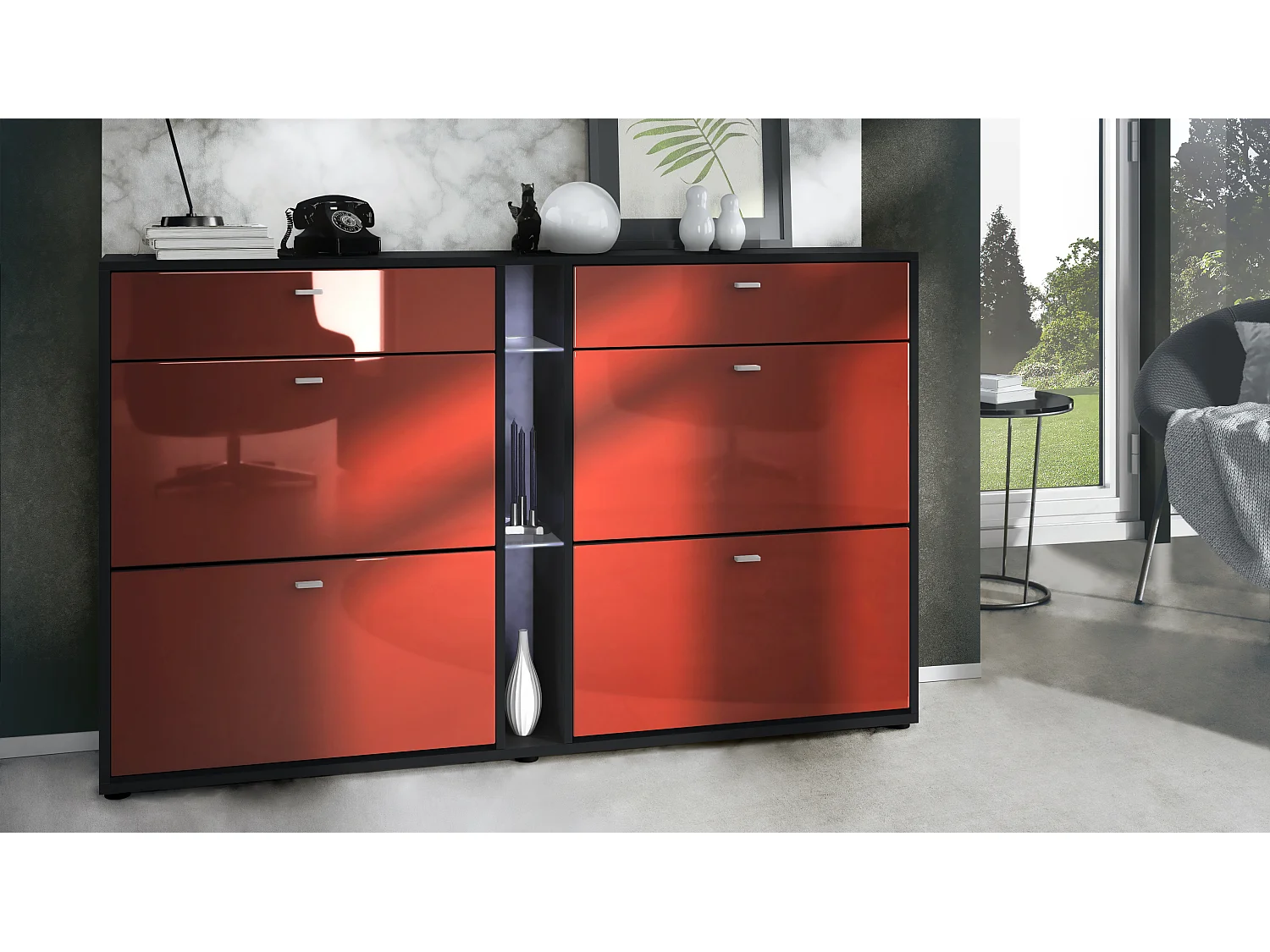 Scarpiera Today con 4 ante e 2 cassetti 155,5 x 95 x 28 cm, con illuminazione LED bianca, struttura in nero opaco, frontali in bordeaux lucido