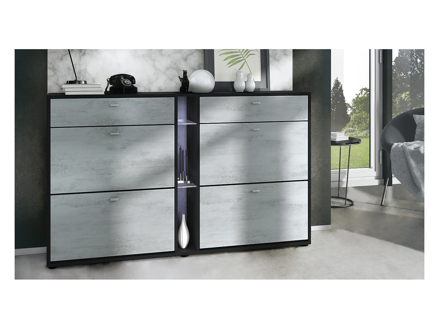 Meuble à chaussures à bascule Today 155,5 x 95 x 28 cm, avec un éclairage LED blanc, corps en Noir mat, façades en aspect béton oxyde