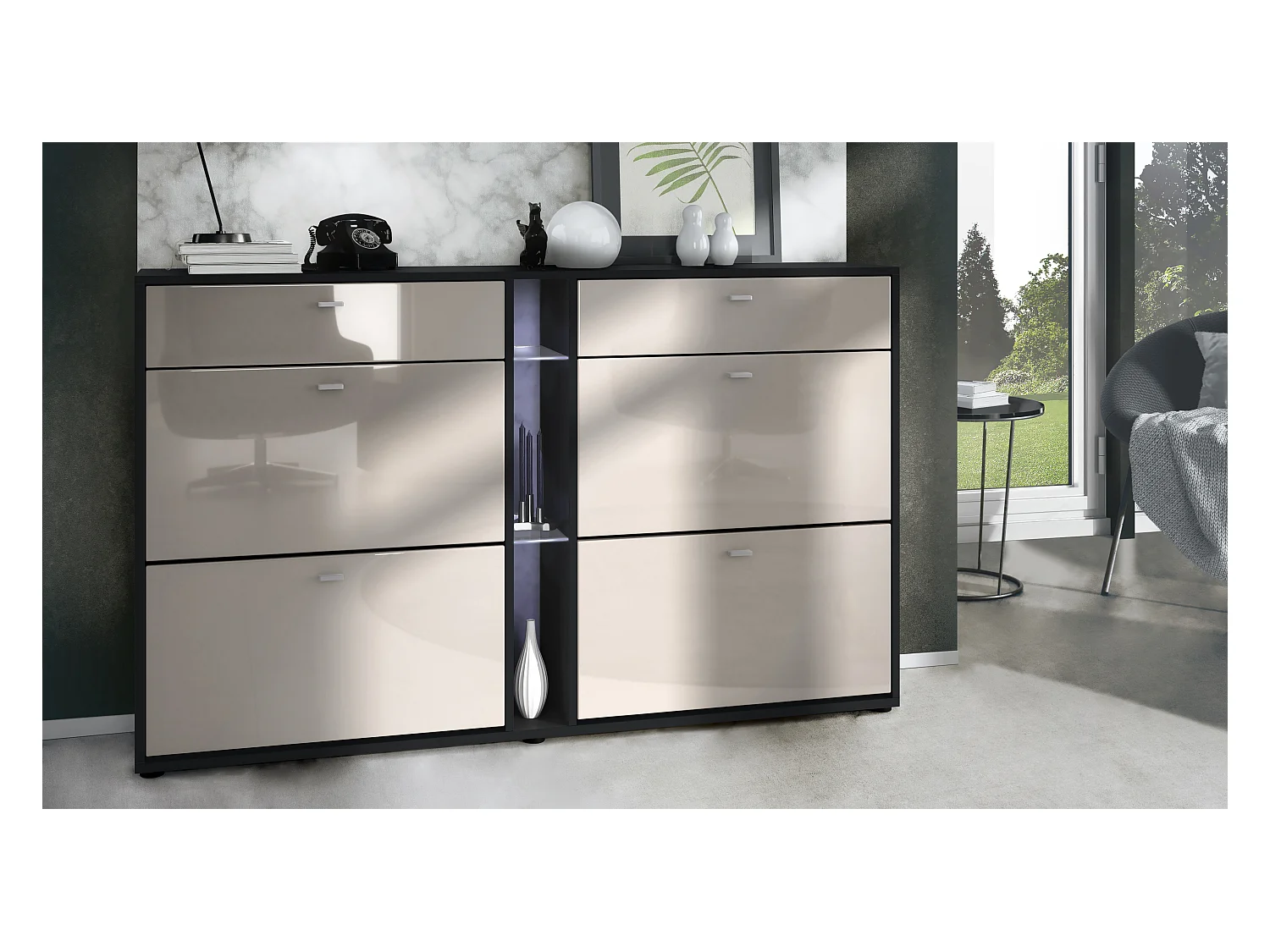 Meuble à chaussures à bascule Today 155,5 x 95 x 28 cm, avec un éclairage LED blanc, corps en Noir mat, façades en gris sable haute brillance