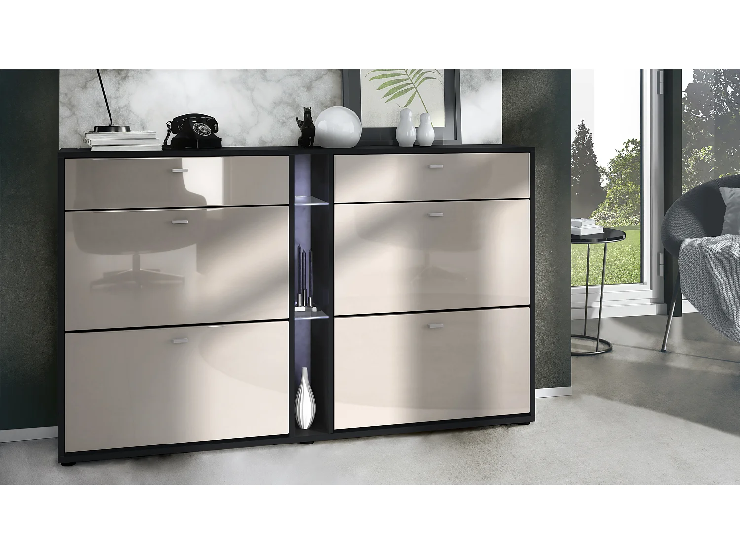 Scarpiera Today con 4 ante e 2 cassetti 155,5 x 95 x 28 cm, con illuminazione LED bianca, struttura in nero opaco, frontali in grigio sabbia lucido