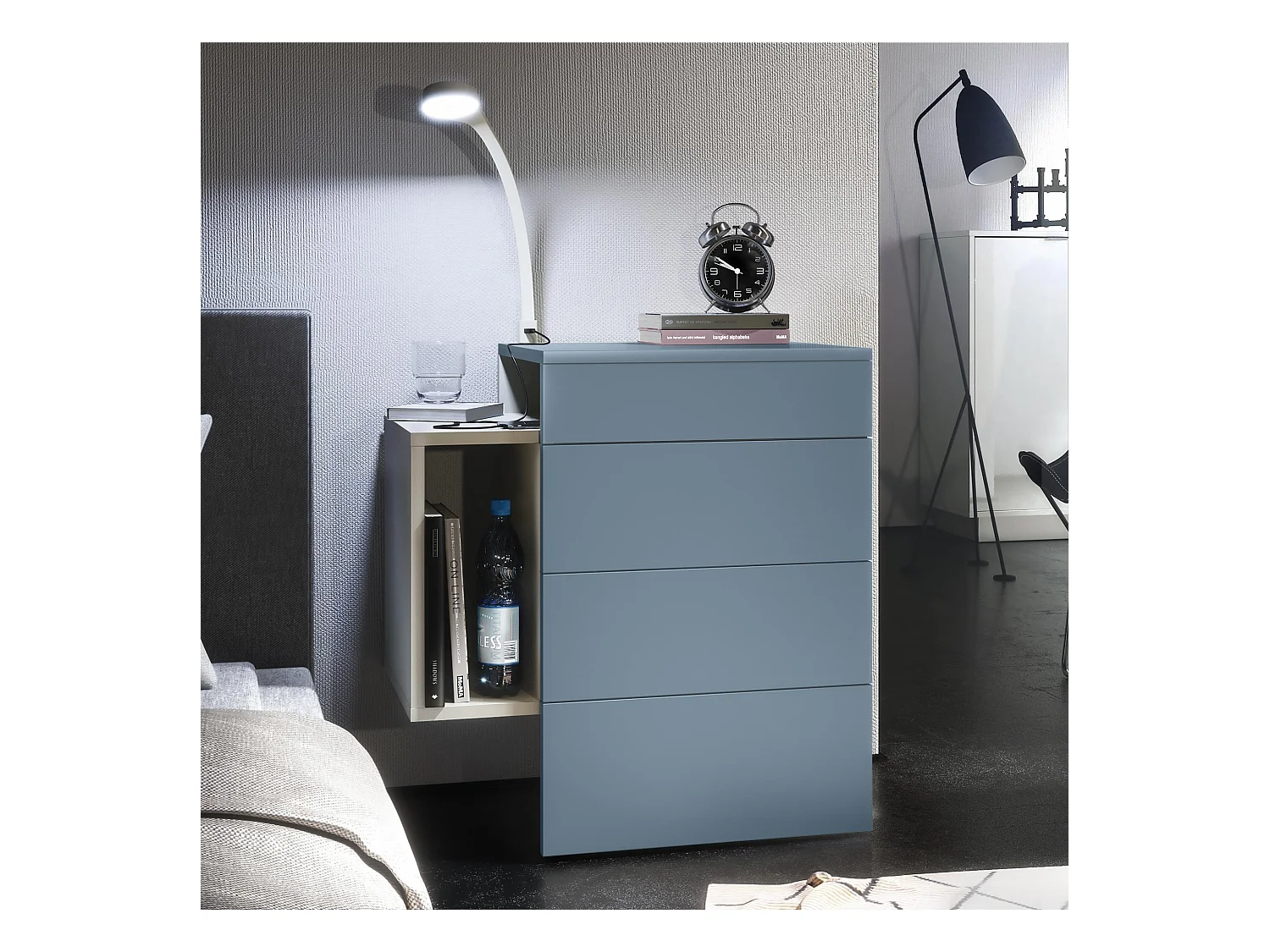 Table de chevet Queens, Table de nuit avec 2 tiroirs et 1 compartiment latéral à fixer au mur, Blanc mat/Denim mat, incl. lampe LED blance Flexi (60x63x36 cm)