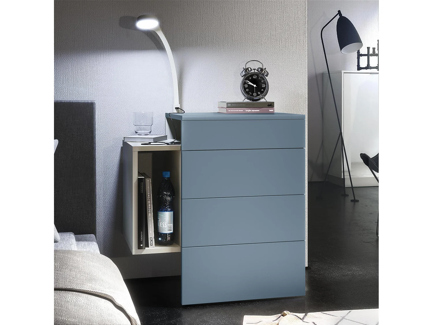 Table de chevet Queens, Table de nuit avec 2 tiroirs et 1 compartiment latéral à fixer au mur, Blanc mat/Denim mat, incl. lampe LED blance Flexi (60x63x36 cm)