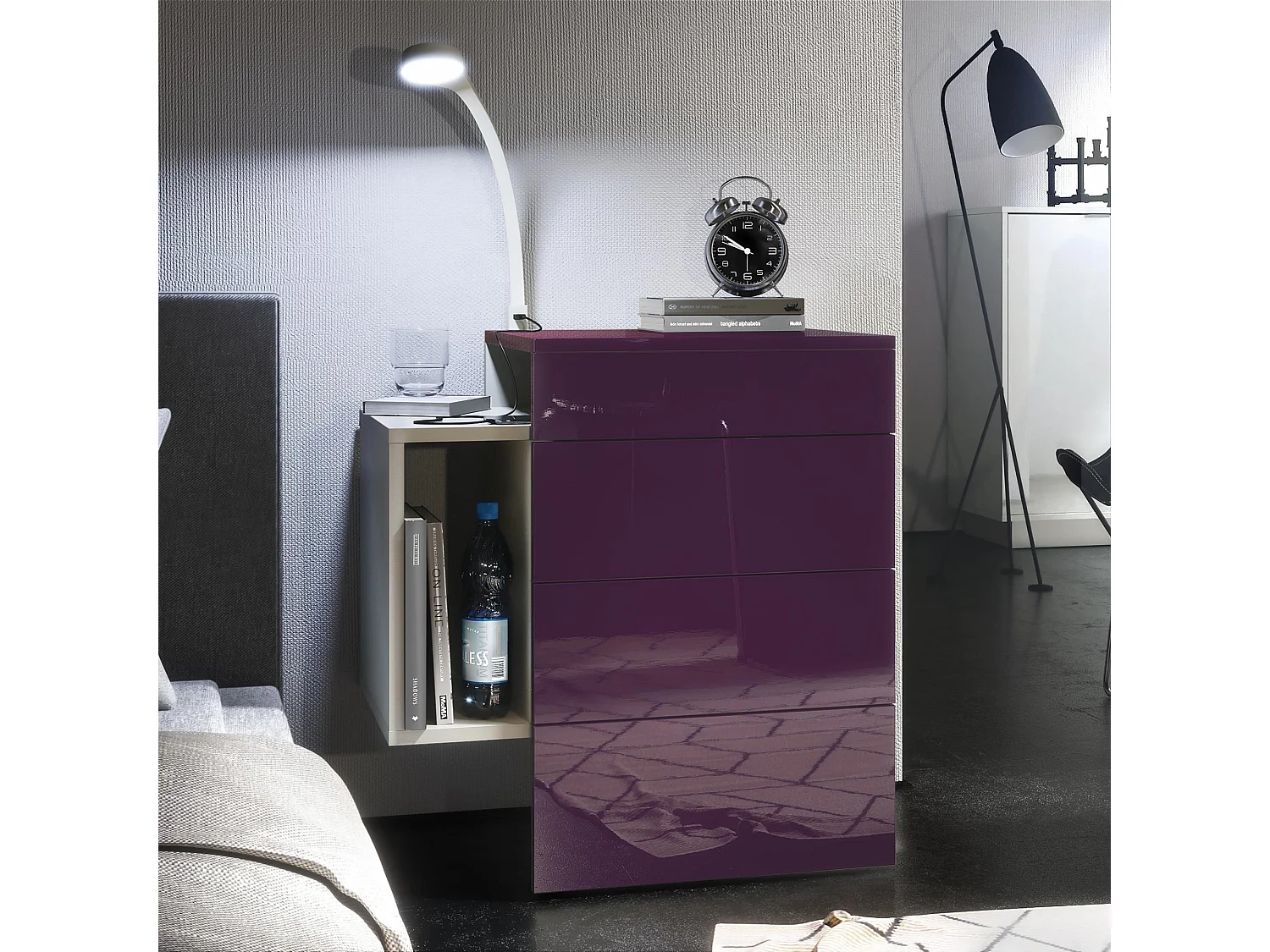 Table de chevet Queens, Table de nuit avec 2 tiroirs et 1 compartiment latéral à fixer au mur, Blanc mat/Mûre brillant, incl. lampe LED (60x63x36 cm)