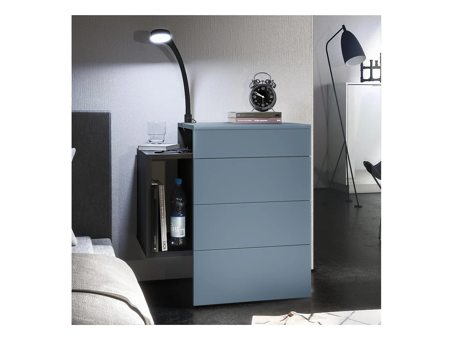 Table de chevet Queens, Table de nuit avec 2 tiroirs et 1 compartiment latéral à fixer au mur, Noir mat/Denim mat, incl. lampe LED Flexi noire(60x63x36 cm)