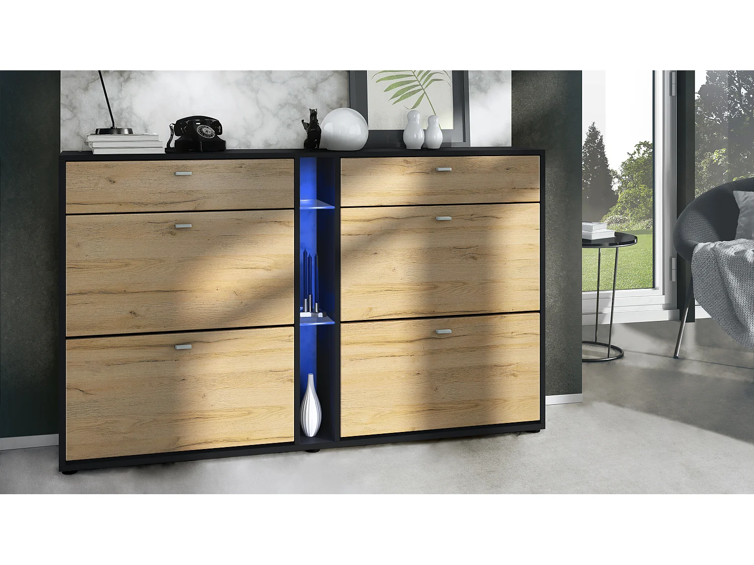 Scarpiera Today con 4 ante e 2 cassetti 155,5 x 95 x 28 cm, con illuminazione a LED RGB, struttura in nero opaco, frontali in rovere naturale