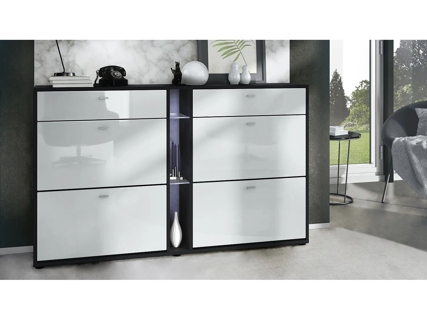 Scarpiera Today con 4 ante e 2 cassetti 155,5 x 95 x 28 cm, con illuminazione LED bianca, struttura in nero opaco, frontali in bianco lucido