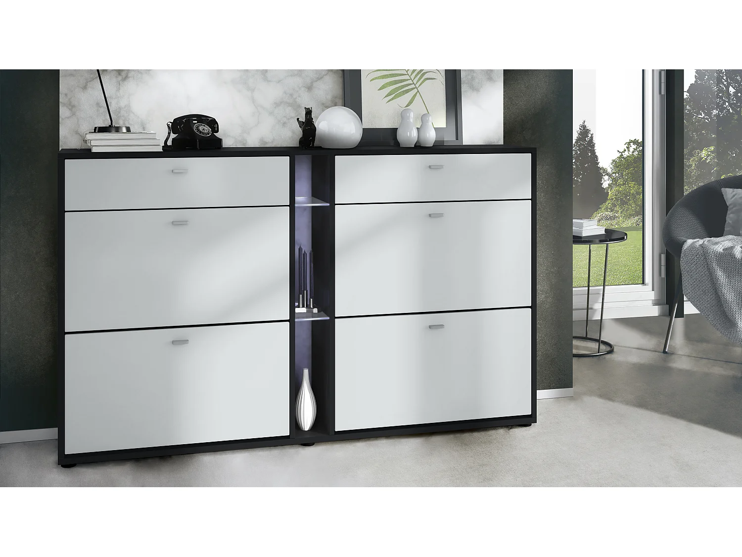 Scarpiera Today con 4 ante e 2 cassetti 155,5 x 95 x 28 cm, con illuminazione LED bianca, struttura in nero opaco, frontali in bianco opaco