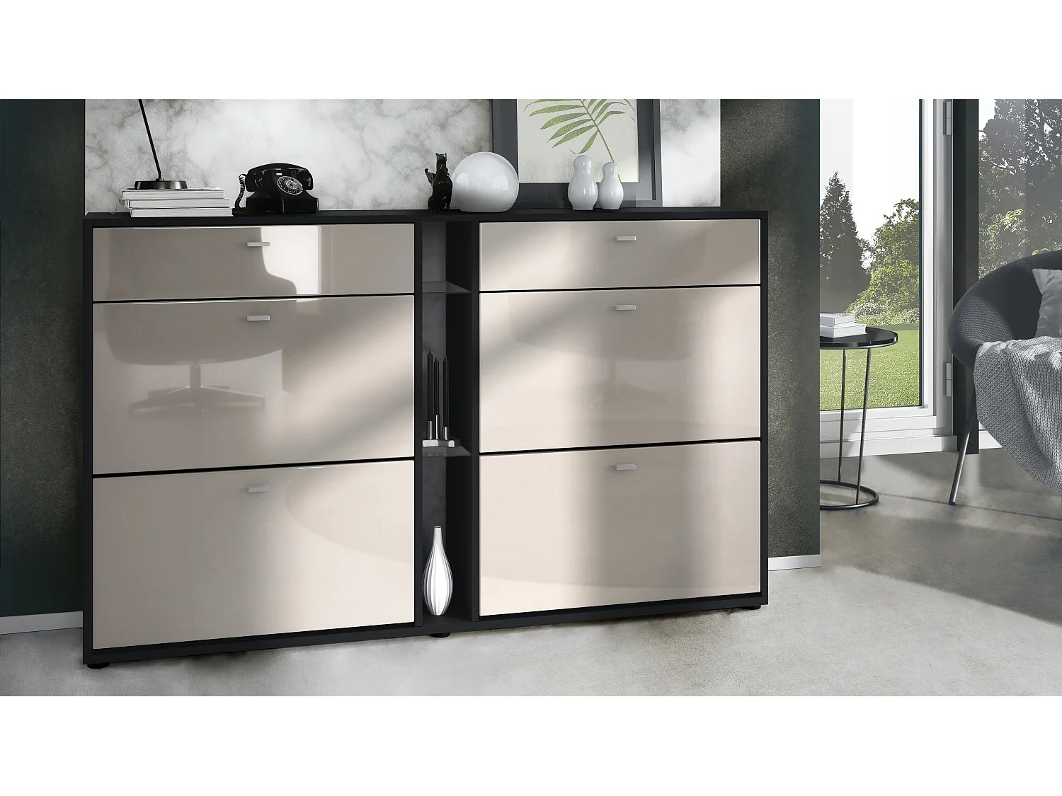 Scarpiera Today con 4 ante e 2 cassetti 155,5 x 95 x 28 cm, struttura in nero opaco, frontali in grigio sabbia lucido