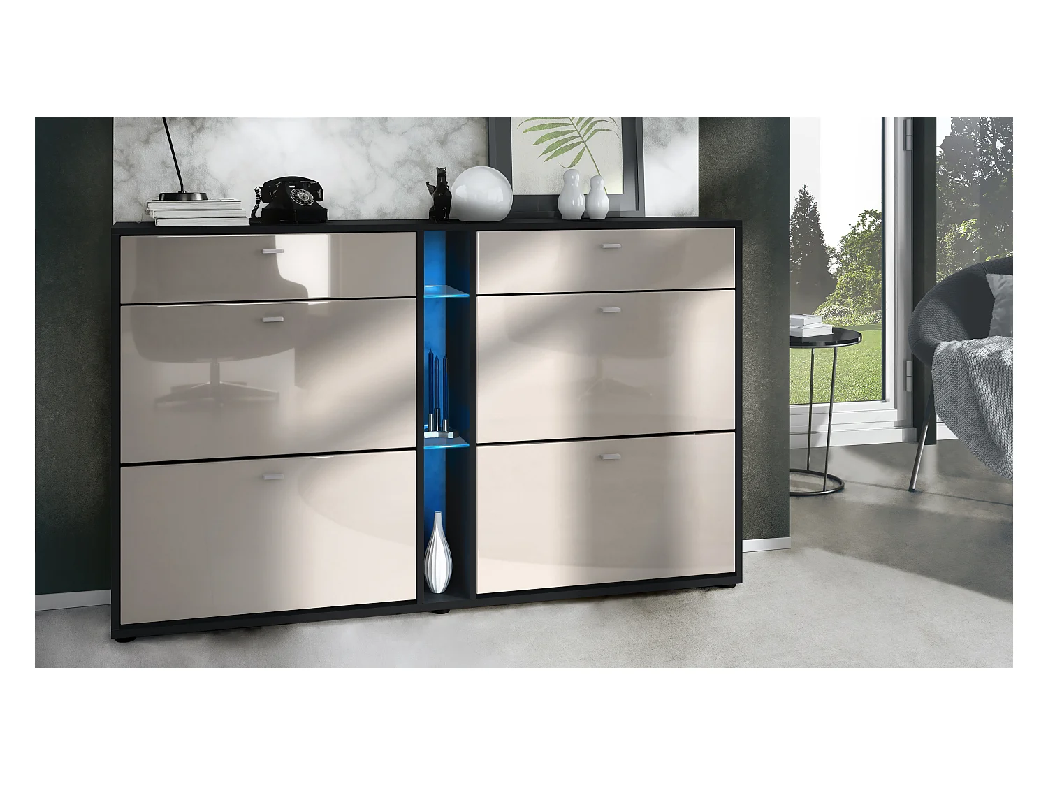 Meuble à chaussures à bascule Today 155,5 x 95 x 28 cm, avec un éclairage LED bleu, corps en Noir mat, façades en gris sable haute brillance