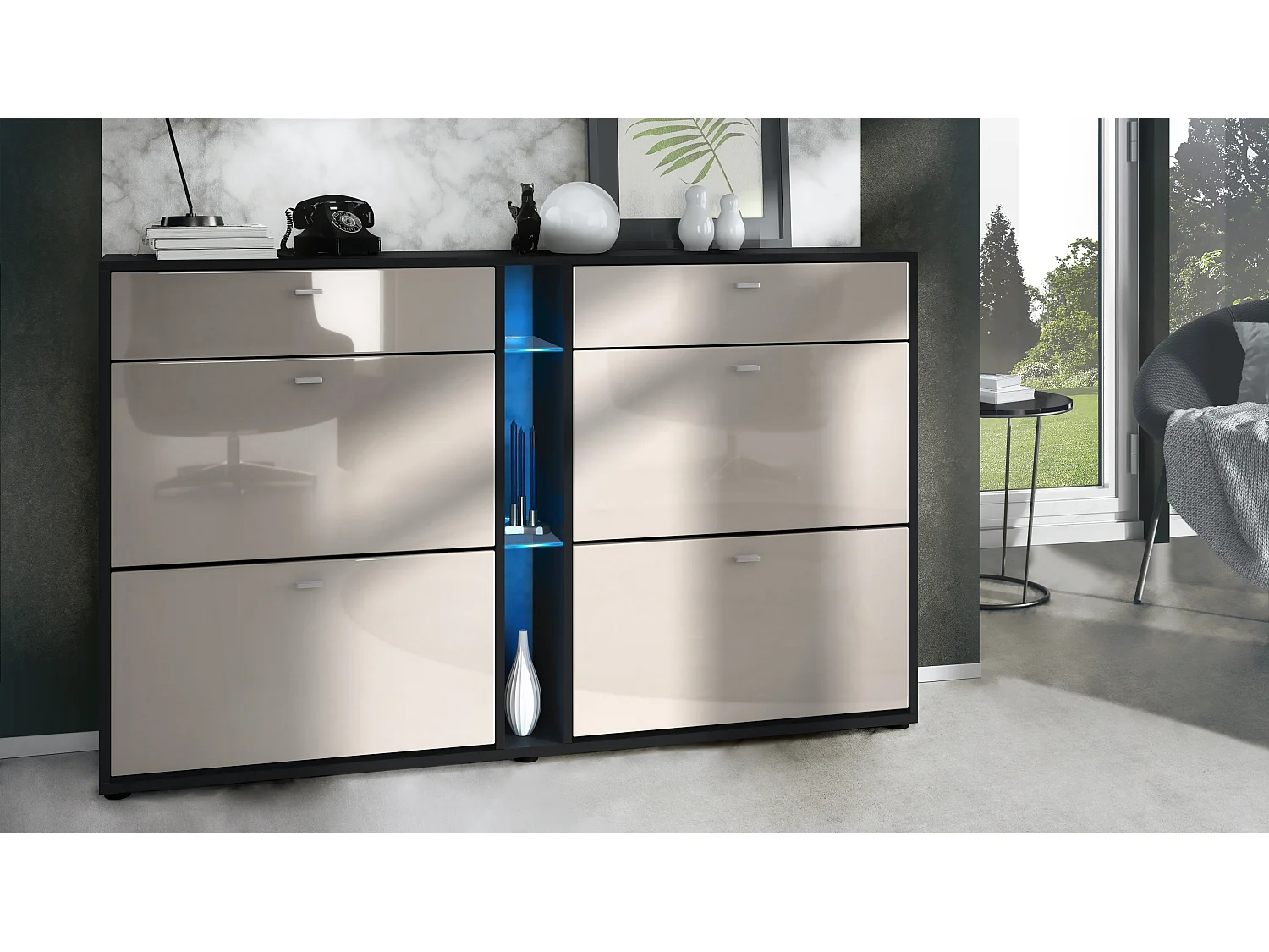 Scarpiera Today con 4 ante e 2 cassetti 155,5 x 95 x 28 cm, con illuminazione LED blu, struttura in nero opaco, frontali in grigio sabbia lucido