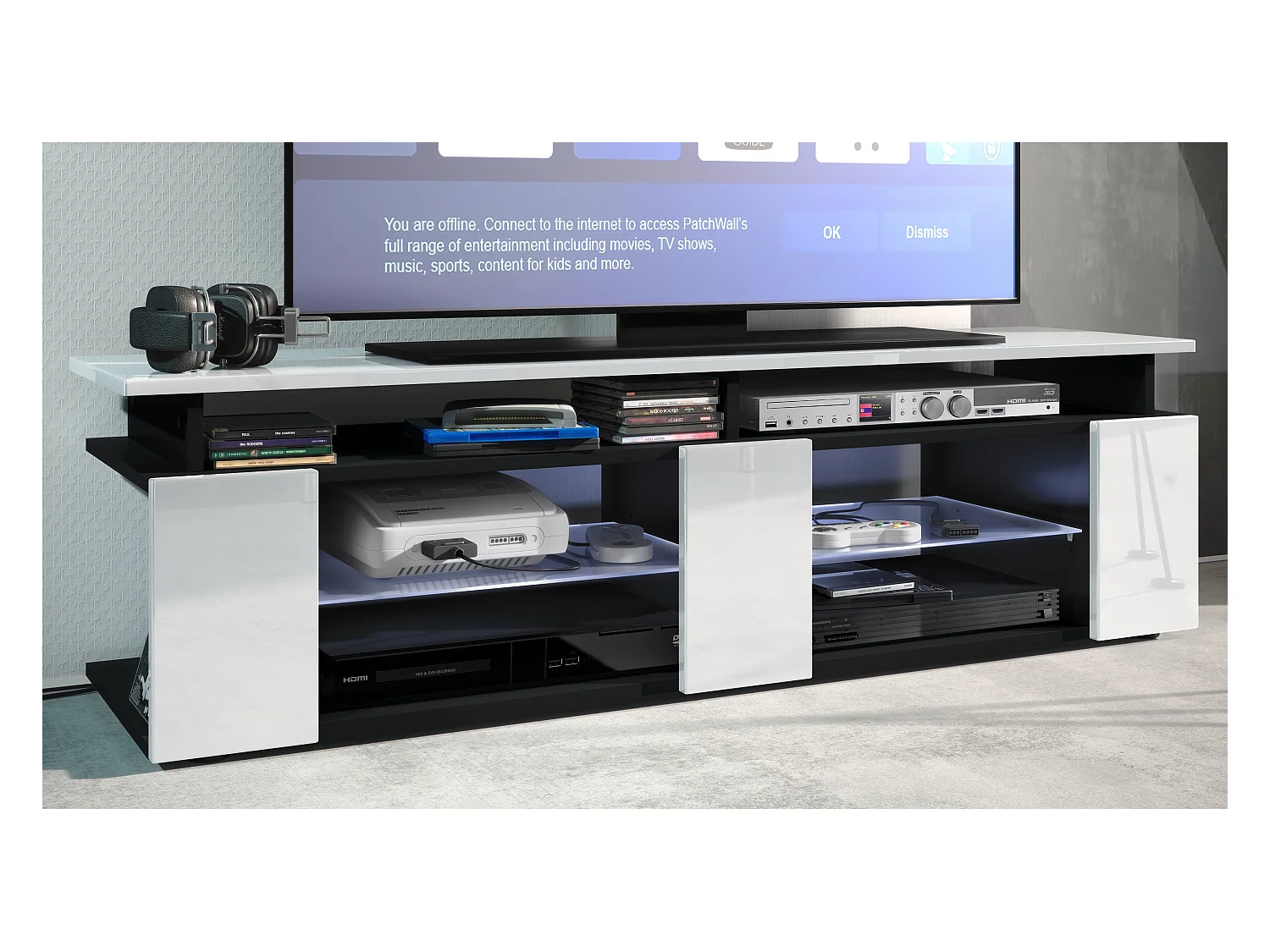 TV Board Movie V2 Game On Lowboard 138,5 x 39 x 39 cm éclairage LED inclus Blanc, caisson en noir mat, façades en blanc haute brillance