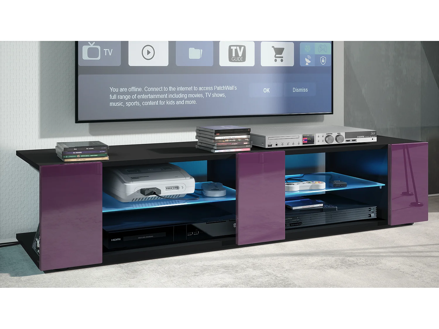 Buffet bas Movie V2, Meuble TV avec 6 compartiments ouverts et placages décoratifs, Noir mat/Mûre brillant, éclairage LED bleu inclus (134 x 29 x 39 cm)