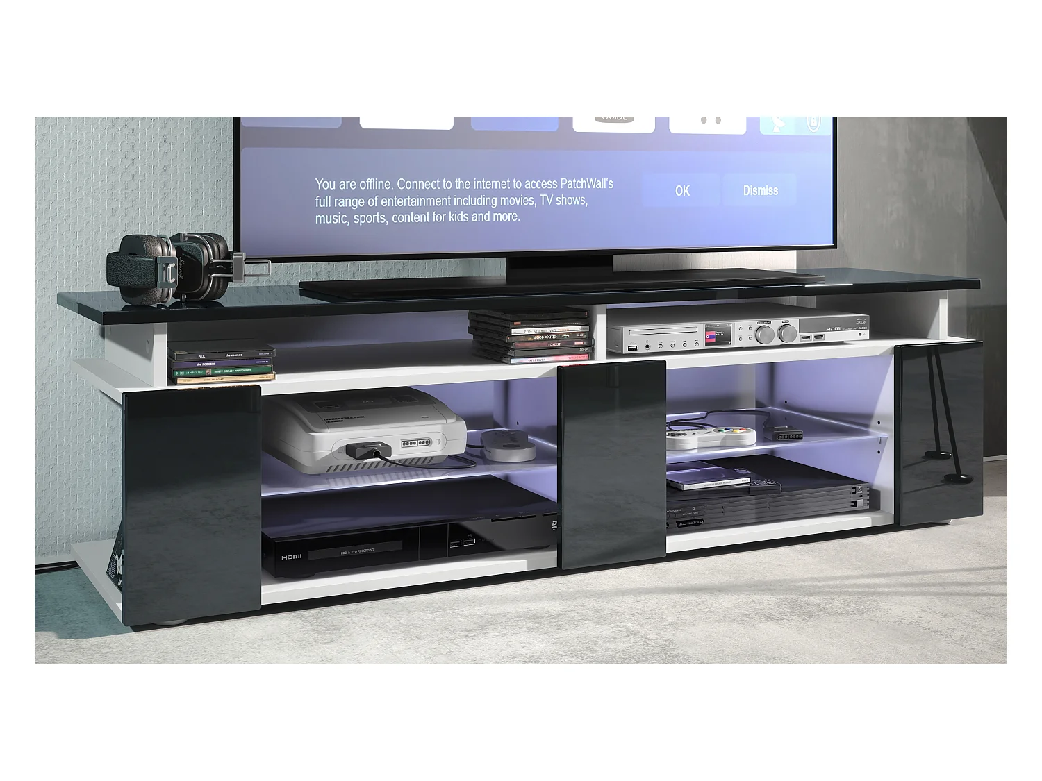 TV Board Movie V2 Game On Lowboard 138,5 x 39 x 39 cm éclairage LED inclus Blanc, caisson en blanc mat, façades en noir haute brillance