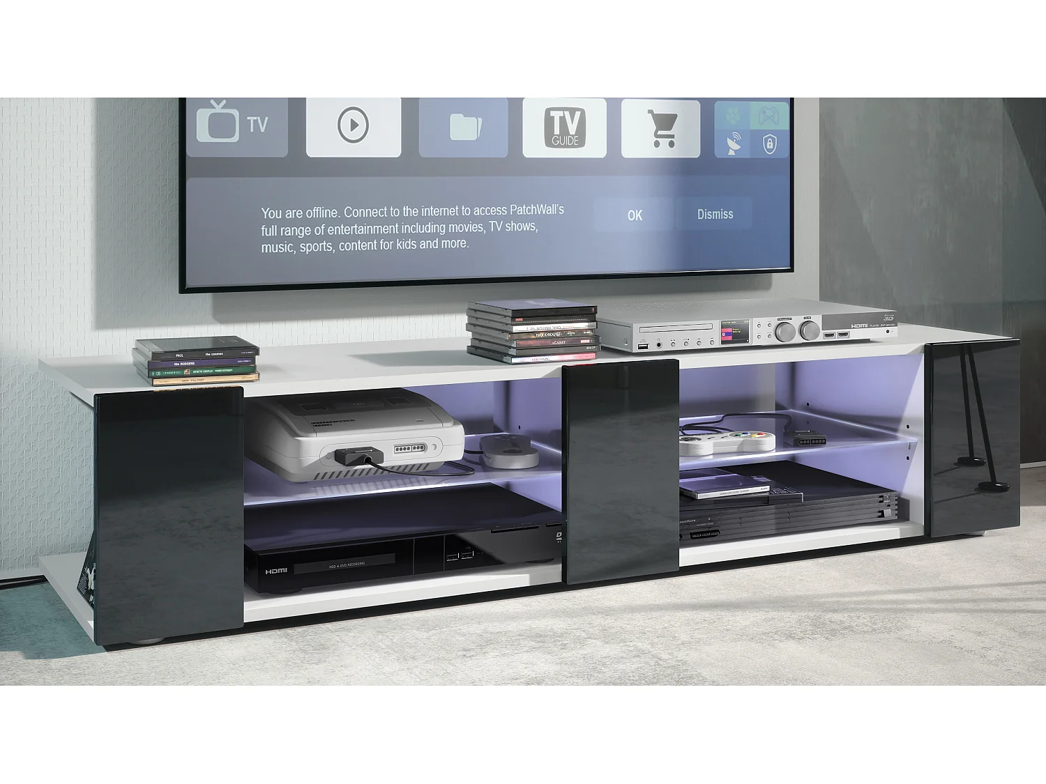 Buffet bas Movie V2, Meuble TV avec 6 compartiments ouverts et placages décoratifs, Blanc mat/Noir brillant, éclairage LED blanc inclus (134 x 29 x 39 cm)