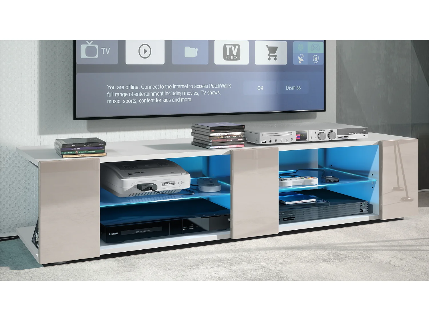 Buffet bas Movie V2, Meuble TV avec 6 compartiments ouverts et placages décoratifs, Blanc mat/Gris sable brillant, éclairage LED bleu inclus (134x29x39 cm)