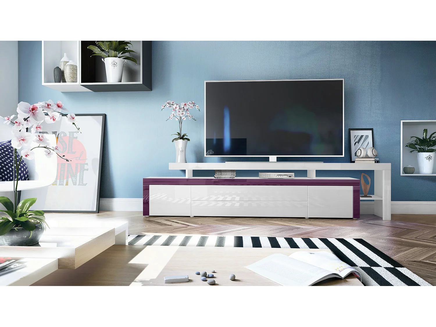 Meuble TV bas Leon, Corps en blanc mat / Façades en blanc haute brillance avec une bodure en mûre haute brillance (227 x 52 x 35 cm)