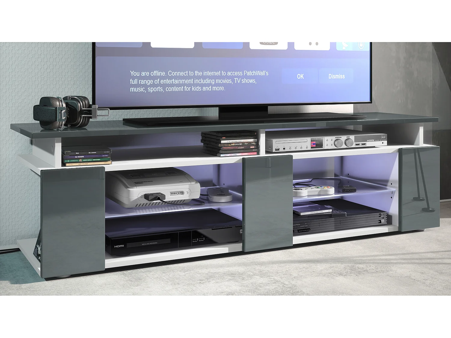 TV Board Movie V2 Game On Lowboard 138,5 x 39 x 39 cm éclairage LED inclus Blanc, caisson en blanc mat, façades en gris haute brillance