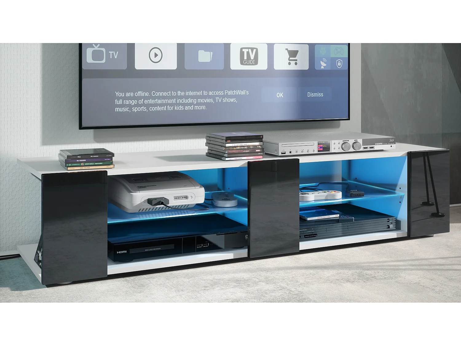Buffet bas Movie V2, Meuble TV avec 6 compartiments ouverts et placages décoratifs, Blanc mat/Noir brillant, éclairage LED bleu inclus (134 x 29 x 39 cm)