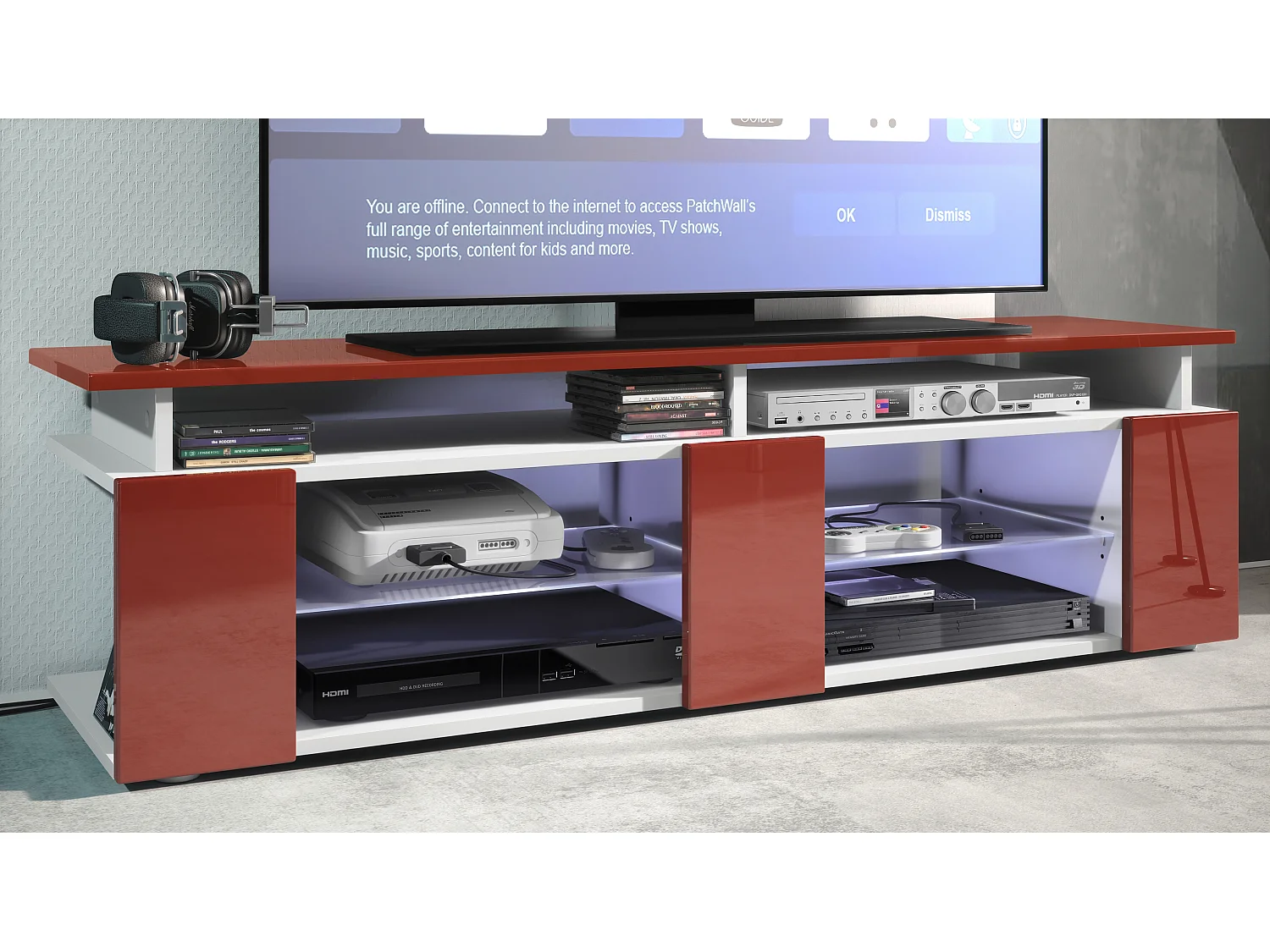 TV Board Movie V2 Game On Lowboard 138,5 x 39 x 39 cm éclairage LED inclus Blanc, caisson en blanc mat, façades en bordeaux haute brillance