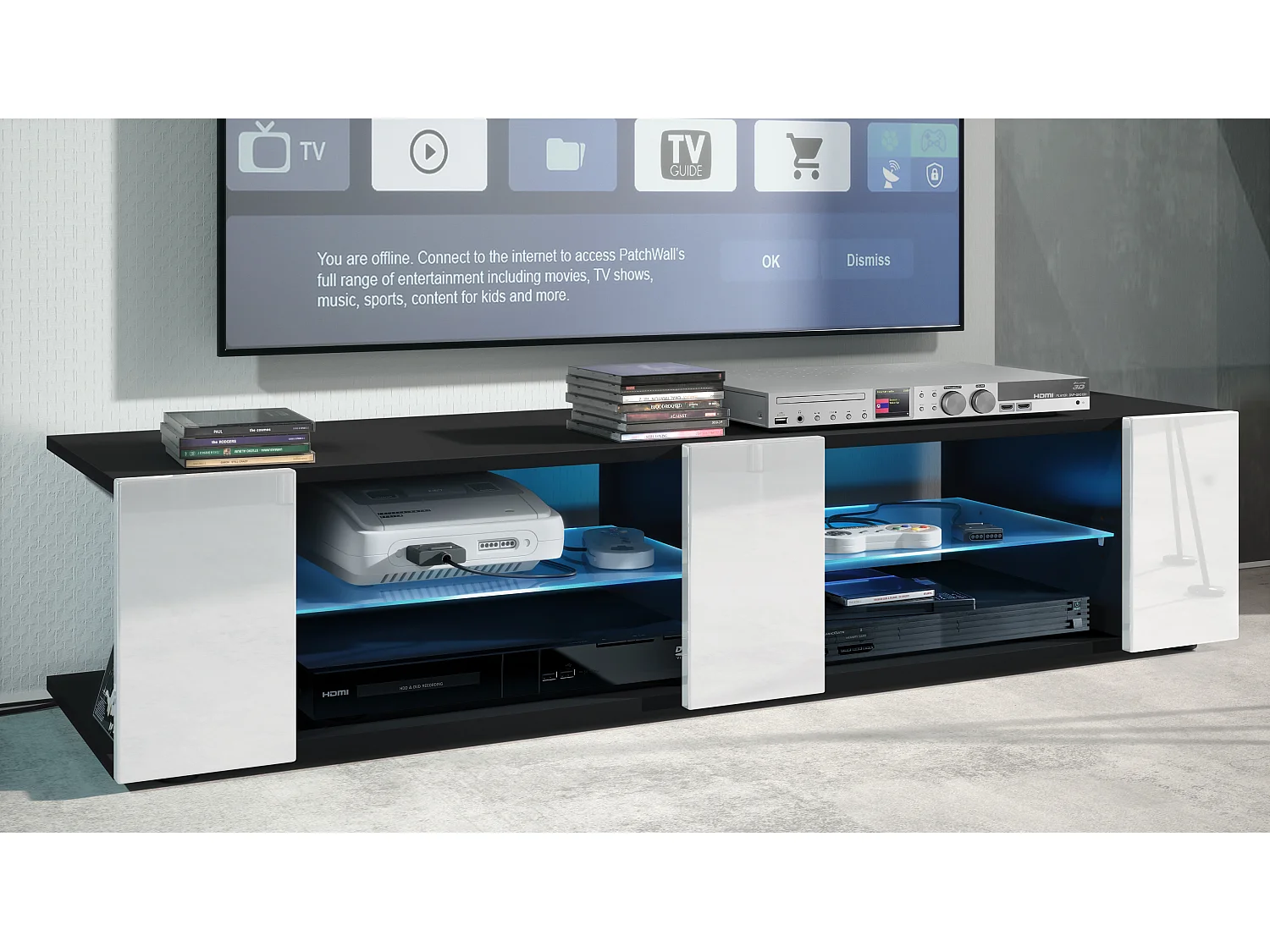 Buffet bas Movie V2, Meuble TV avec 6 compartiments ouverts et placages décoratifs, Noir mat/Blanc brillant, éclairage LED bleu inclus (134 x 29 x 39 cm)