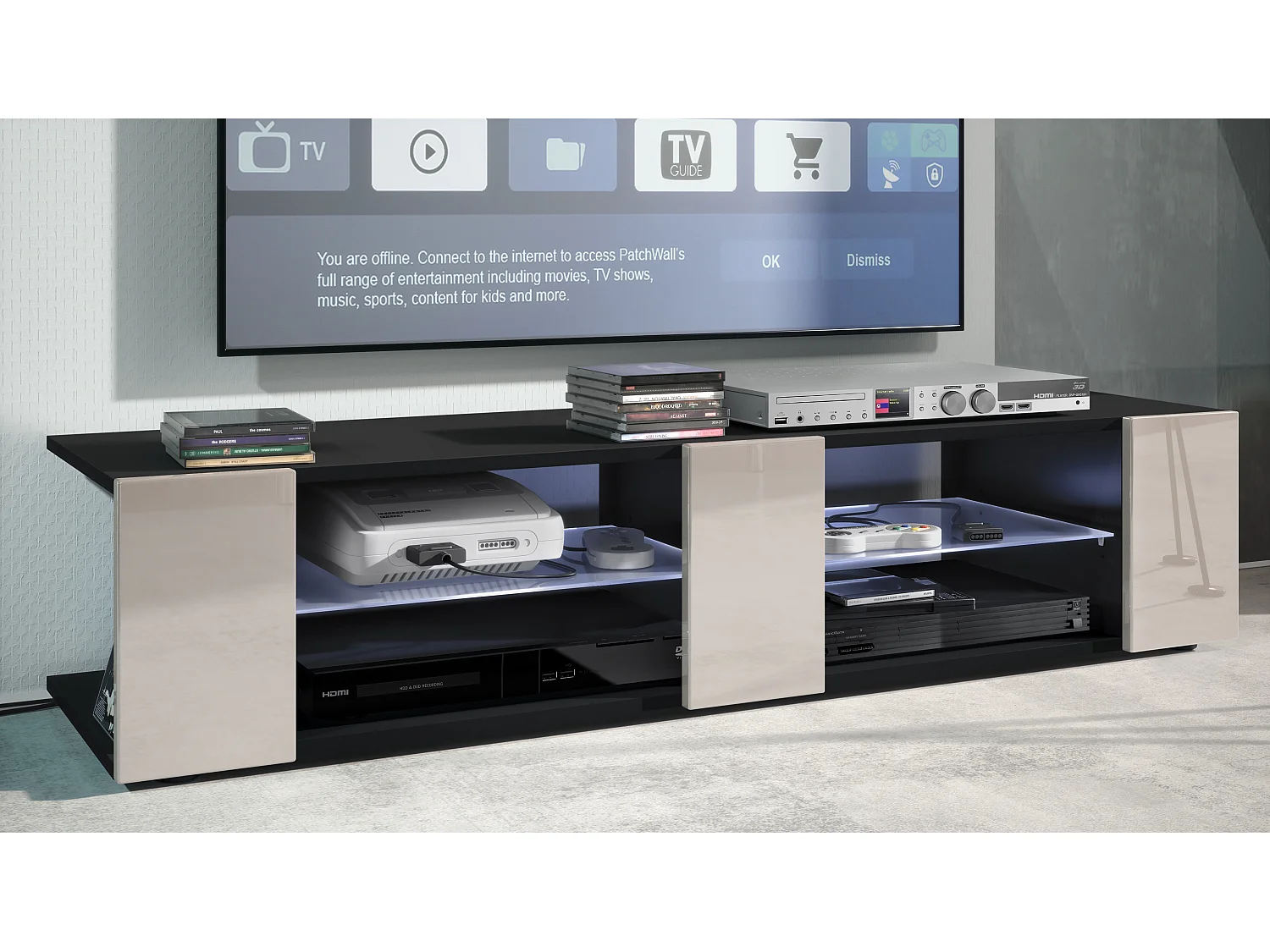 Buffet bas Movie V2, Meuble TV avec 6 compartiments ouverts et placages décoratifs, Noir mat/Gris sable brillant, éclairage LED blanc inclus (134x29x39 cm)