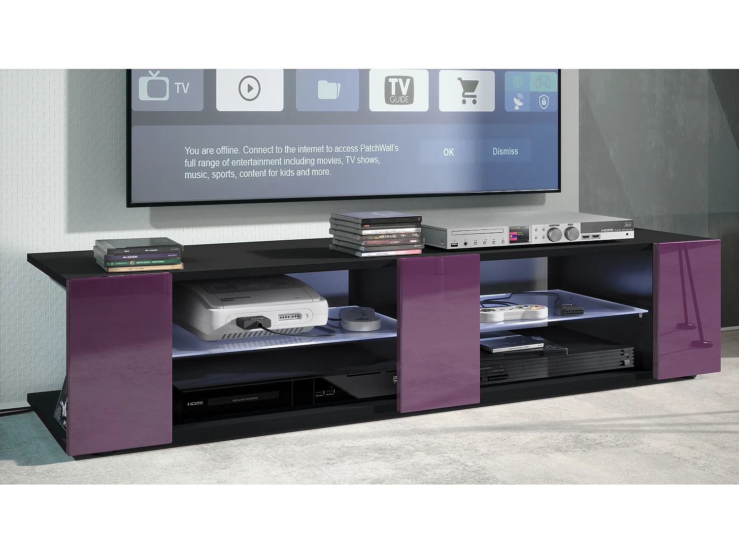 Buffet bas Movie V2, Meuble TV avec 6 compartiments ouverts et placages décoratifs, Noir mat/Mûre brillant, éclairage LED blanc inclus (134 x 29 x 39 cm)