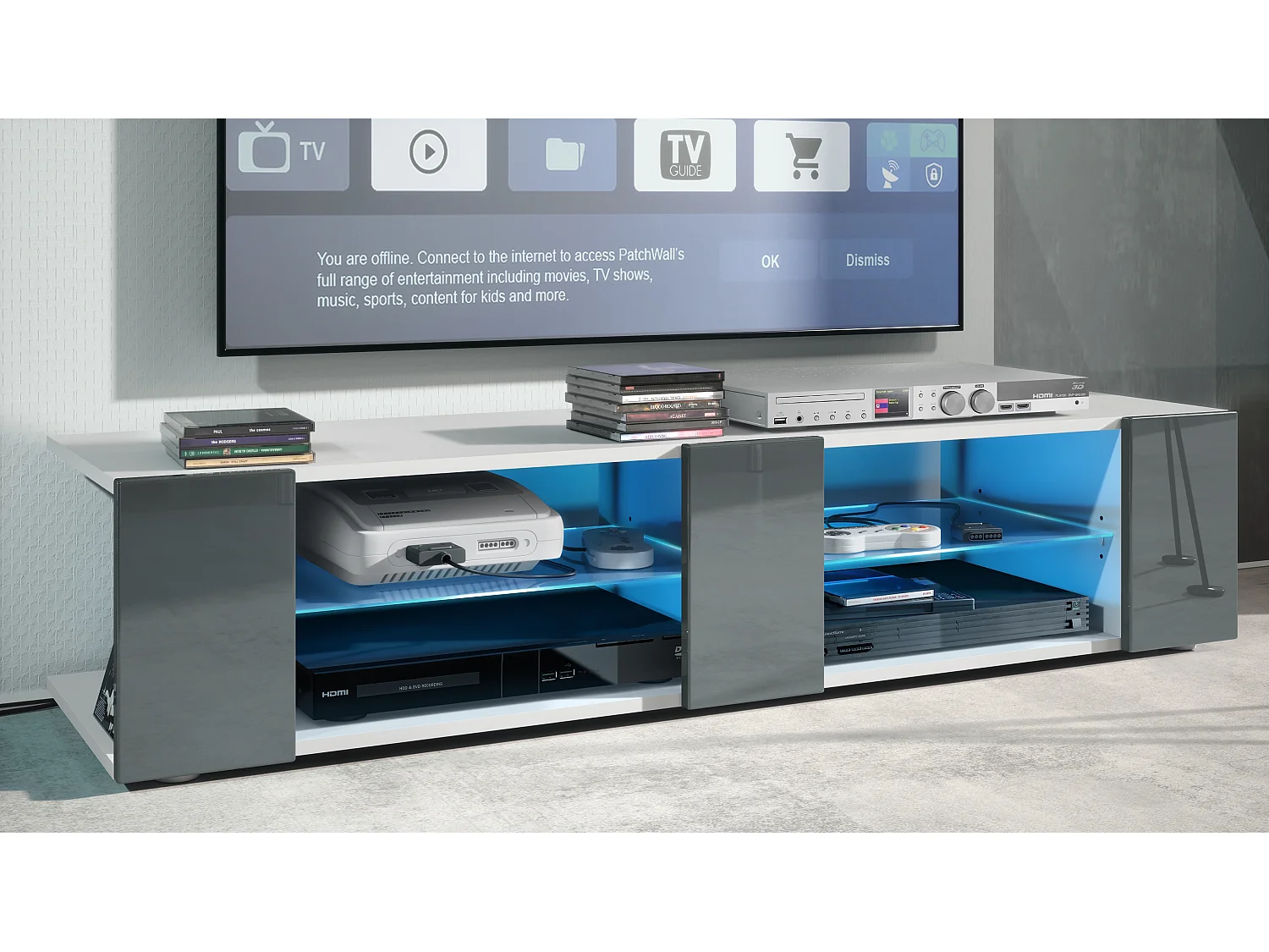 Buffet bas Movie V2, Meuble TV avec 6 compartiments ouverts et placages décoratifs, Blanc mat/Gris brillant, éclairage LED bleu inclus (134 x 29 x 39 cm)