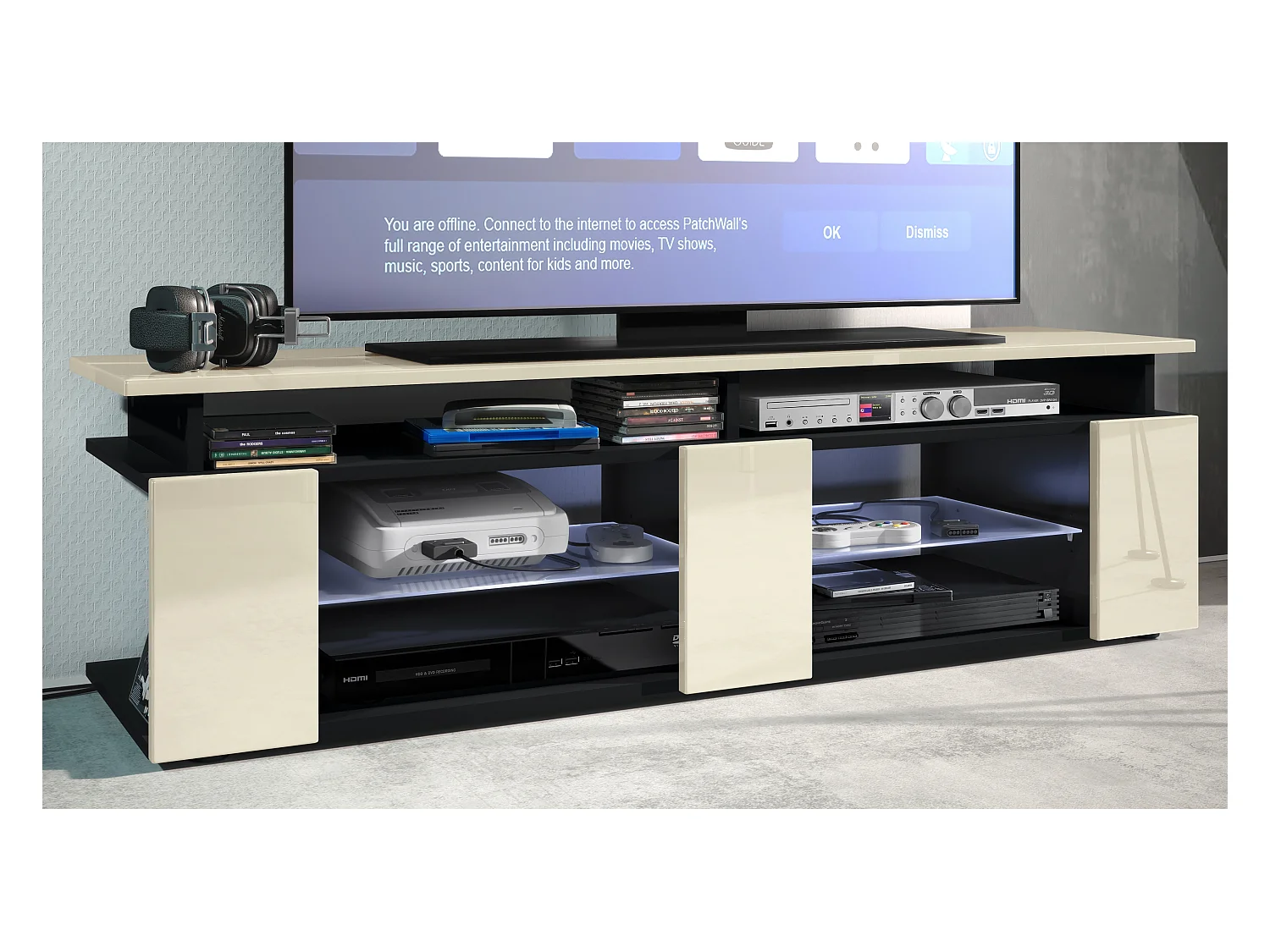 TV Board Movie V2 Game On Lowboard 138,5 x 39 x 39 cm éclairage LED inclus Blanc, caisson en noir mat, façades en crème haute brillance