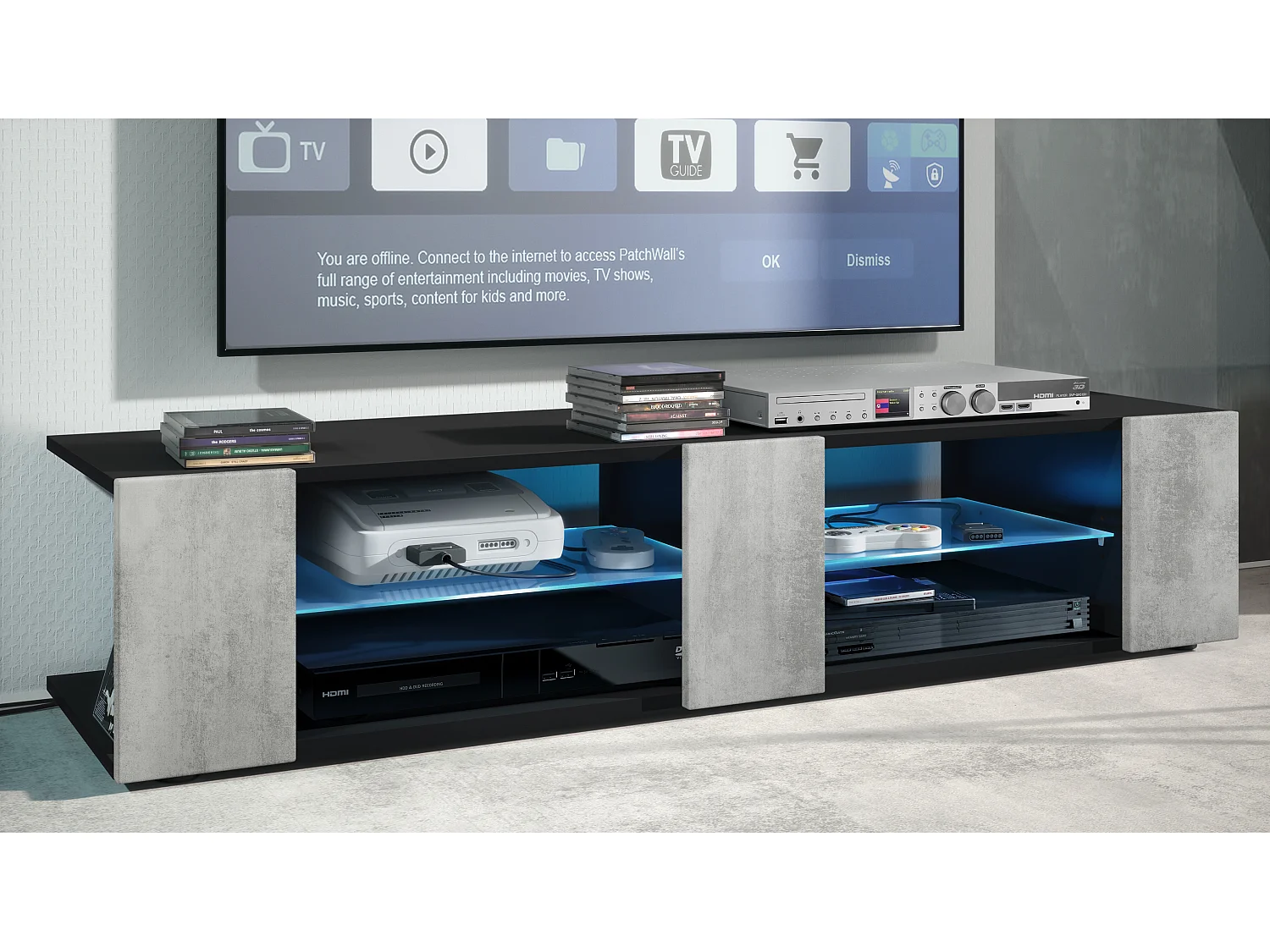 Buffet bas Movie V2, Meuble TV avec 6 compartiments ouverts et placages décoratifs, Noir mat/Aspect Béton Oxyde éclairage LED bleu inclus (134 x 29 x 39 cm)