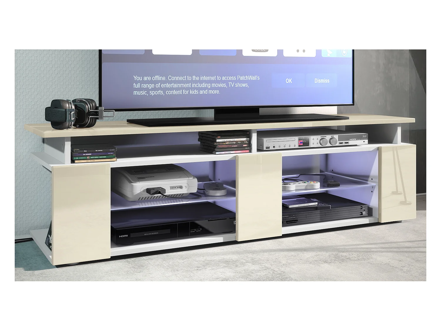 TV Board Movie V2 Game On Lowboard 138,5 x 39 x 39 cm éclairage LED inclus Blanc, caisson en blanc mat, façades en crème haute brillance