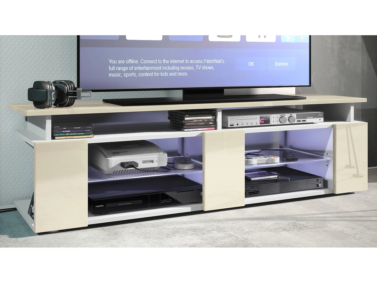 TV Board Movie V2 Game On Lowboard 138,5 x 39 x 39 cm éclairage LED inclus Blanc, caisson en blanc mat, façades en crème haute brillance