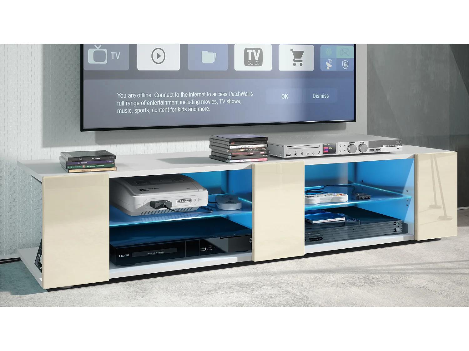 Buffet bas Movie V2, Meuble TV avec 6 compartiments ouverts et placages décoratifs, Blanc mat/Crème brillant, éclairage LED bleu inclus (134 x 29 x 39 cm)